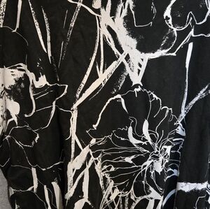 HM Mens XL Black White Abstract Floral Graphic Print Crewneck Short Sleeve Tee